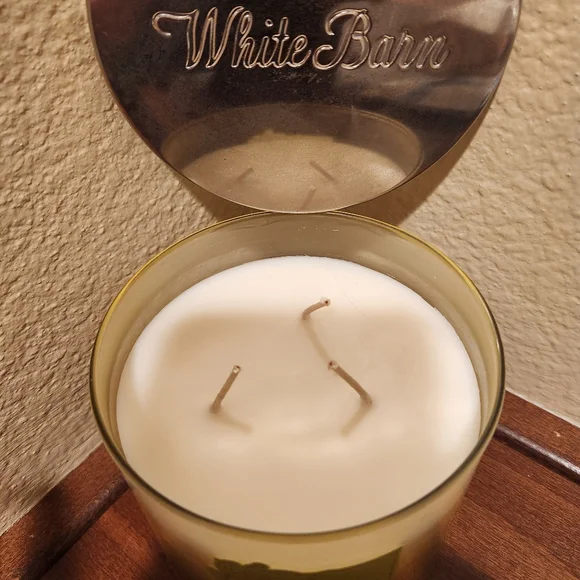 ✨️White Barn Pineapple Mango Candle✨️ - Picture 2 of 3